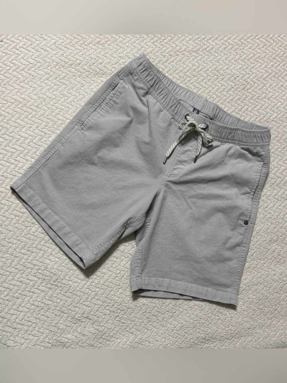 Vuori Men's Optimist Corduroy Elastic Waist Shorts 8" Inseam Light Gray M
